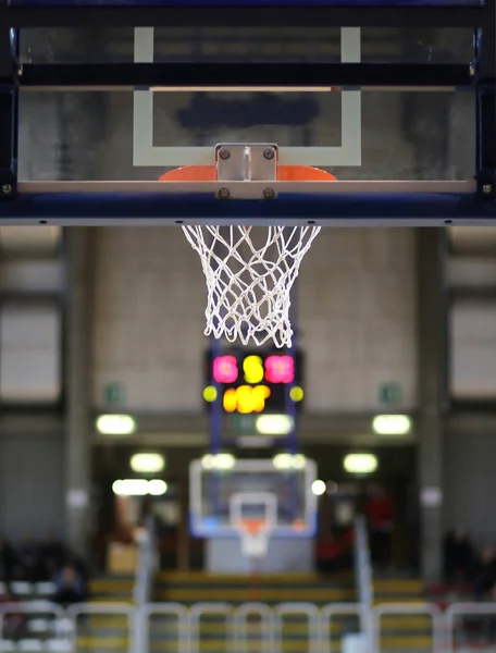 Cesta na quadra de basquete — Fotografia de Stock