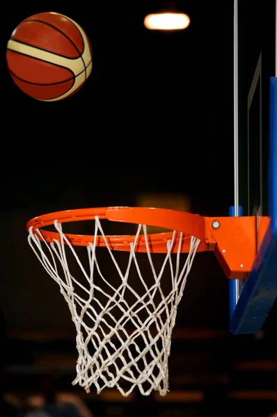 Basketbal is bezig met het invoeren van de mand — Stockfoto