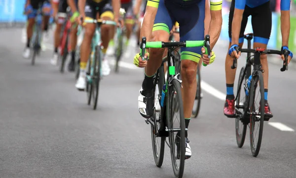 Велогонщики во время финального спринта выиграют этап велоспорта — стоковое фото