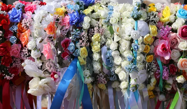 Kolorowe opaski na włosy i kwiaty do dekoracji fr — Zdjęcie stockowe