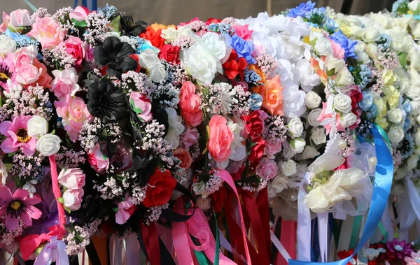 Cabeças coloridas para cabelos e flores para decorar o hairstyl — Fotografia de Stock