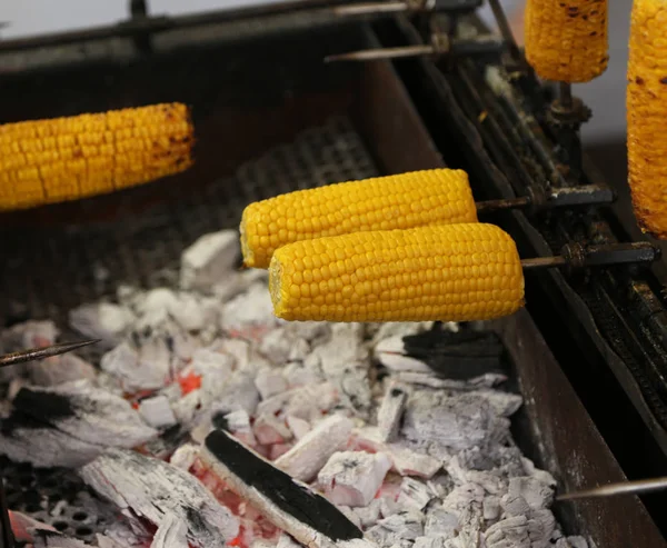 Gele geroosterde maïs op de grill op de verkoop in de stal van organische — Stockfoto