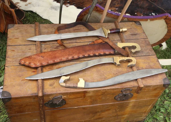 Armas afiadas facas espadas medievais ou romanas — Fotografia de Stock