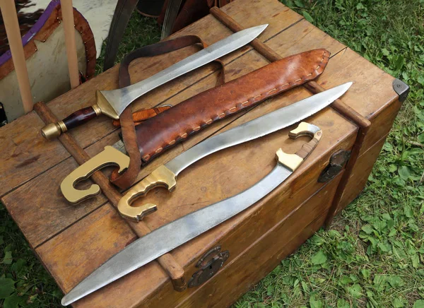 Espadas y cuchillos de armas afiladas antiguas — Foto de Stock