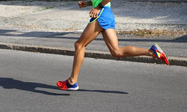 Runner podczas kolejny wyścig na utwardzonych dróg w mieście — Zdjęcie stockowe