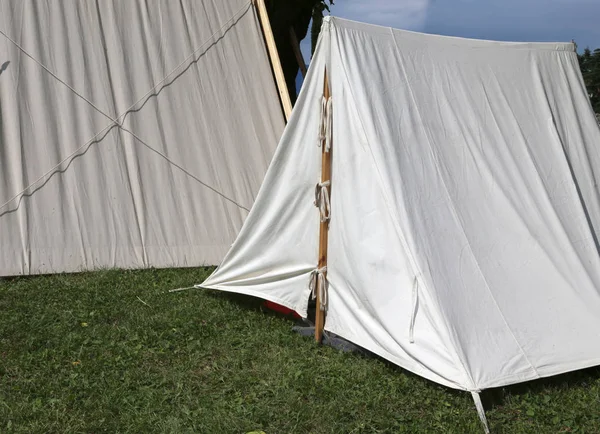 Tentes blanches dans un camp — Photo