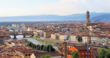 Floransa eski saray ve Arno Nehri ile muhteşem manzarası