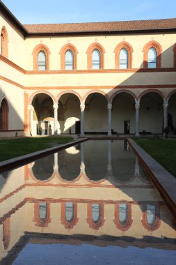 Kale duvarlarının içinde su ile büyük havuzu Castello denir