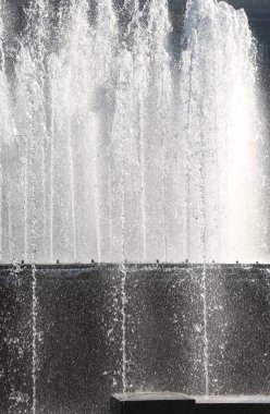 Çeşme birçok spreyler ve kare o soğuk su jetleri ile