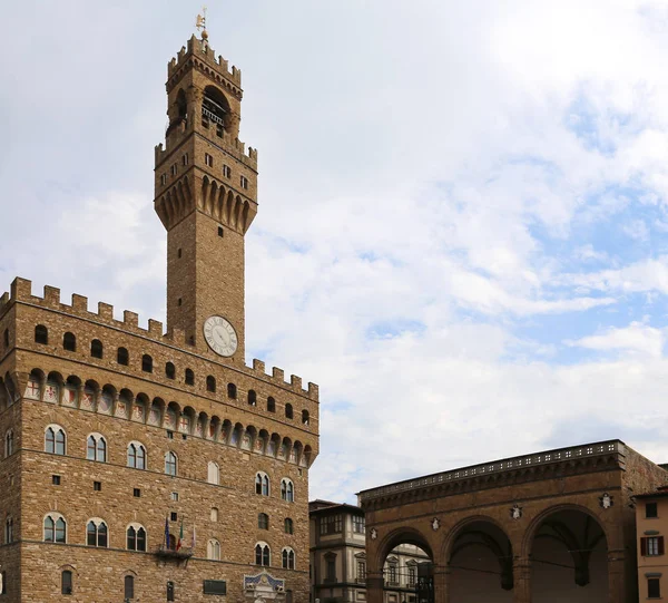 Fotografia de ângulo largo do palácio velho em Florença na Itália sagacidade — Fotografia de Stock