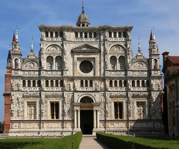 Grande facciata marmorea della Chiesa detta Certosa di Pavia — Foto Stock