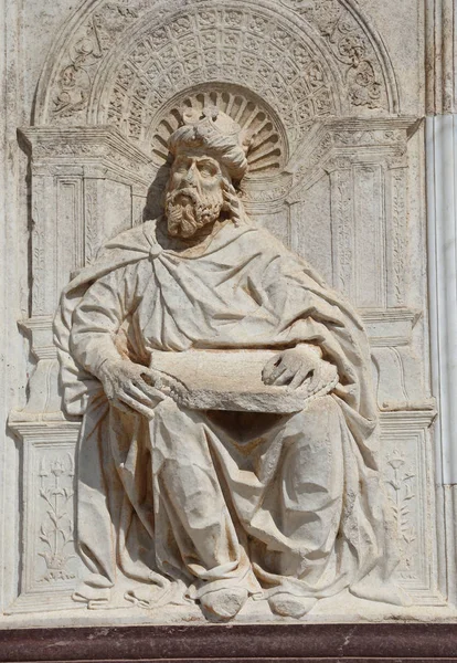 Detail of the statue of the artistic facade of famous Monastery — Stock Photo, Image