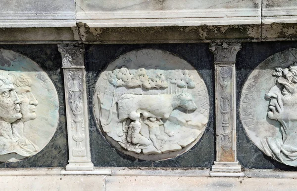 Detail of the statue of the facade of famous Monastery Certosa d — Stock Photo, Image