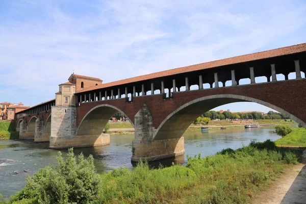 Pavia Ticino Nehri üzerinde eski köprü — Stok fotoğraf