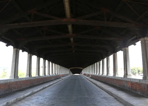 Wewnątrz drewniany most w Pawii we Włoszech — Zdjęcie stockowe