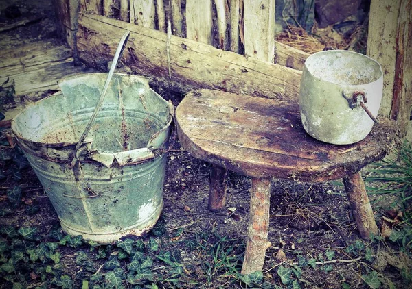 Old broken bucket and an aluminum pan — Stock Photo, Image