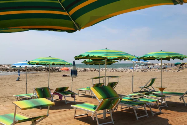 Muchas sombrillas y tumbonas en el complejo de playa — Foto de Stock