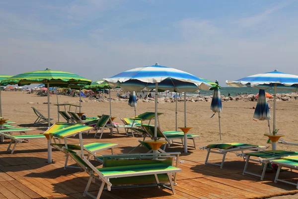 Guarda-sóis e espreguiçadeiras no resort de praia — Fotografia de Stock