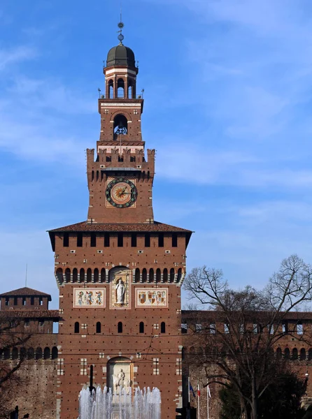 Eski kale Castello Sforzesco çeşme ile denir. — Stok fotoğraf