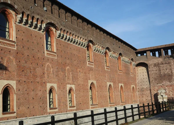 Castillo italiano llamado Castello Sforzesco en Italia — Foto de Stock