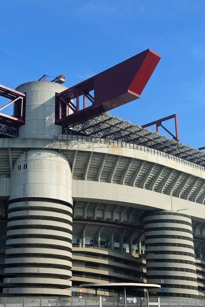 Milan, Mi, Włochy - 9 grudnia 2016: poza stadion piłkarski — Zdjęcie stockowe