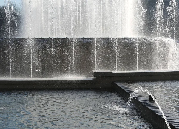 Fontaine avec de nombreux sprays et jets d'eau sur la place — Photo