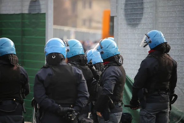 Policial com equipamento de motim e capacetes durante a revolta da cidade — Fotografia de Stock