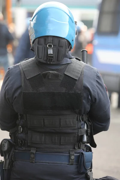 Офицеры полиции в полном боевом снаряжении во время мероприятия — стоковое фото