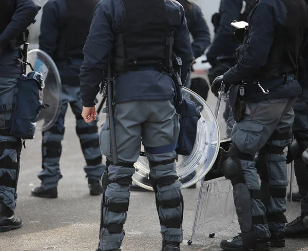 Polizia antisommossa durante la città rivolta — Foto Stock