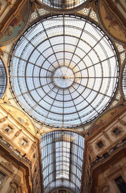 Arcade bir cam çatısı ve çelik Milan İtalya içinde