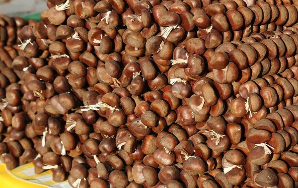 许多成熟的栗子出售在市场上 — 图库照片