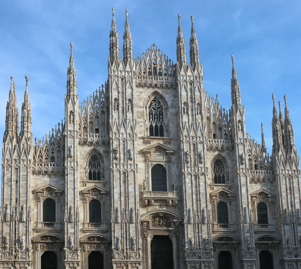 Katedralen Duomo i Milano i Nord-Italia – stockfoto