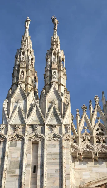 Detail van de gevel van de gotische kathedraal in Milaan Italië — Stockfoto