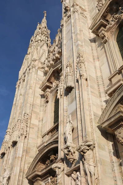Detail der Fassade der gotischen Kathedrale in Mailand — Stockfoto