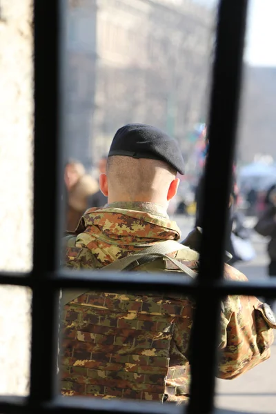 Strážce voják armády s maskovací uniforma — Stock fotografie