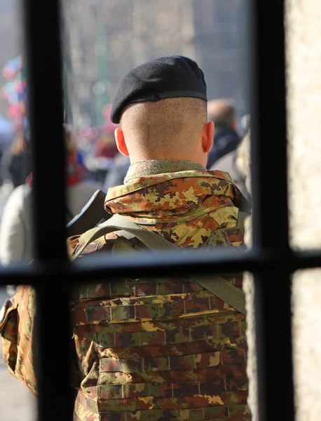 Voják s maskovací uniforma mimo vězení — Stock fotografie