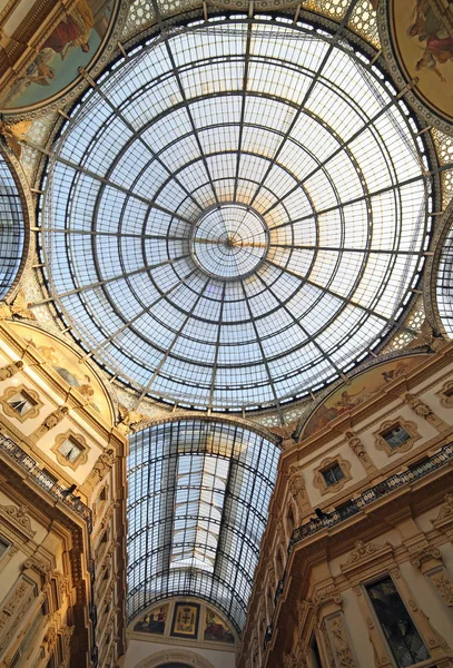Внутри аркады со стеклянной крышей и сталью в Милане Италия — стоковое фото