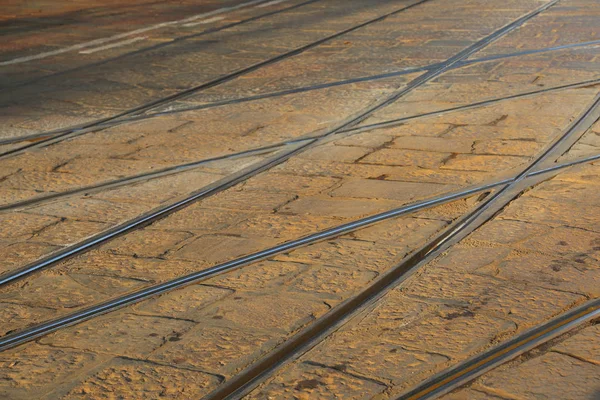 Achtergrond met vele ijzeren rails van de tramlijn in de metropool — Stockfoto