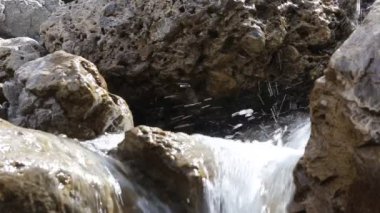 mountain brook kayaların acele taze su akan