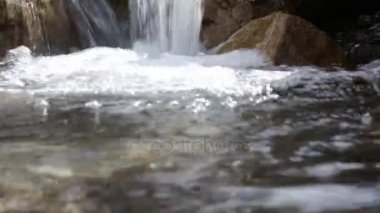 mountain brook kayaların acele taze su akan