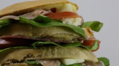 gant sandviç ekmek Domates peynir Salam ile katmanları ile doldurulmuş 