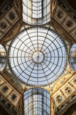Arcade bir cam çatısı ve çelik Milan İtalya içinde