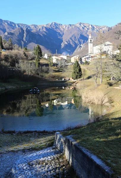 Il comune più piccolo d'Italia chiamato LAGHI con il poco — Foto Stock