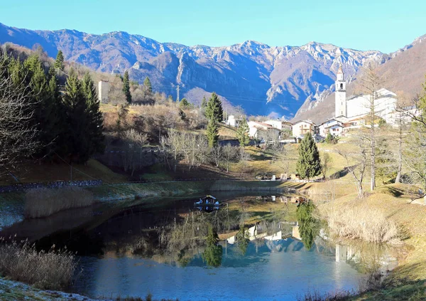 El municipio más pequeño de Italia llamado LAGHI con el estanque y — Foto de Stock