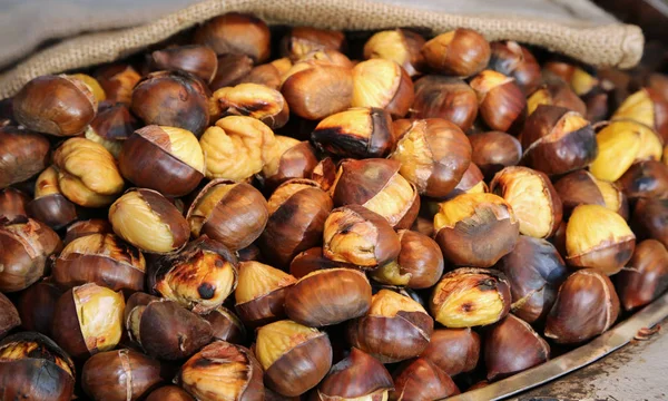 Cooked chestnuts for sale in the stall — Stock Photo, Image