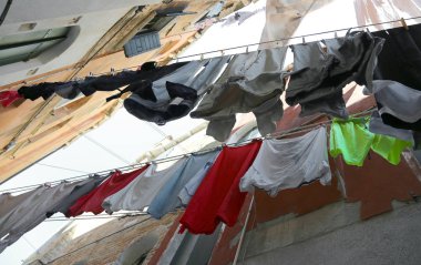 dar sokakta asılı elbiseleri