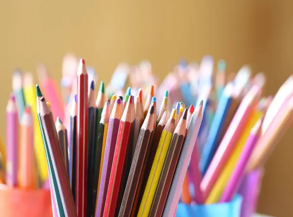 Mange fargede blyanter på en barneskole – stockfoto