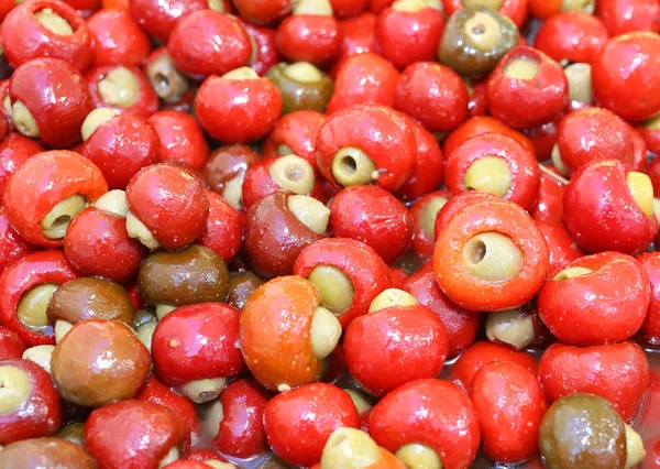 Rote Paprika gefüllt mit reifen Oliven typisches Gericht der Küche — Stockfoto