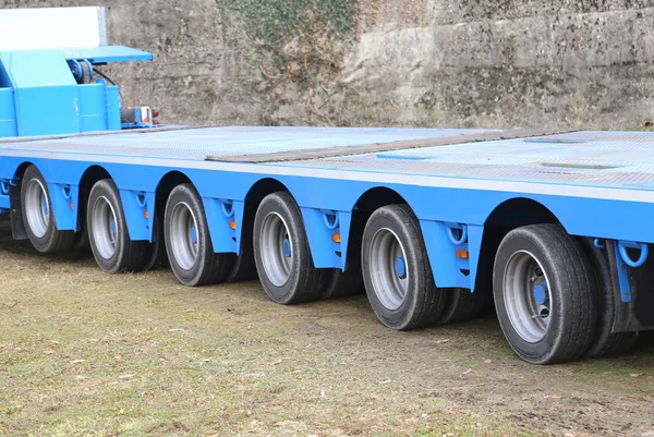 Camiones largos para un transporte excepcional con veinticuatro ruedas —  Fotos de Stock