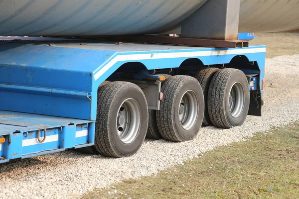 Stevige wielen van grote vrachtwagens voor speciaal transport — Stockfoto